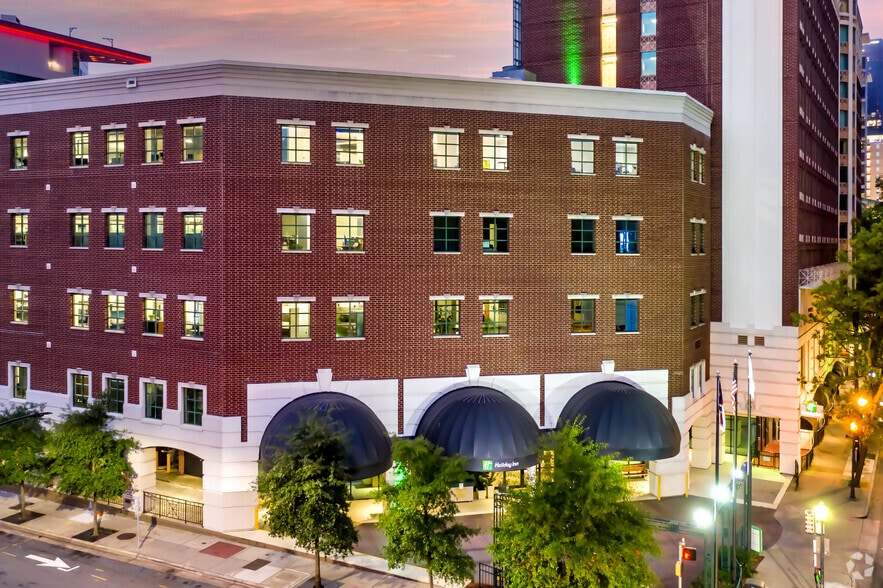 More Photos Of 200 N College St, Charlotte Office For Lease