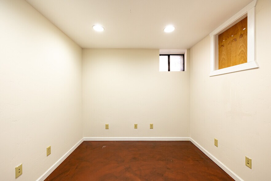 More Photos Of 717 W Riordan Rd, Flagstaff Storefront Retail Office For Sale