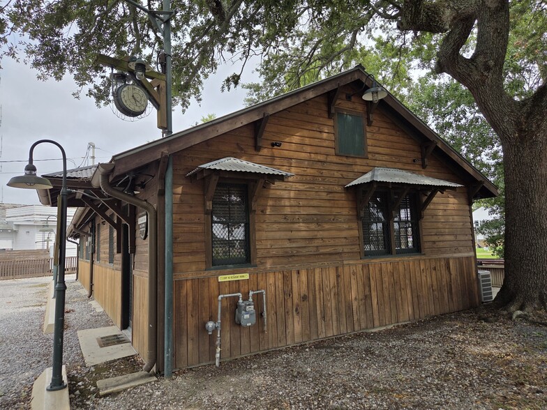 More Photos Of 815-817 Rosedale Dr, New Orleans Office For Sale