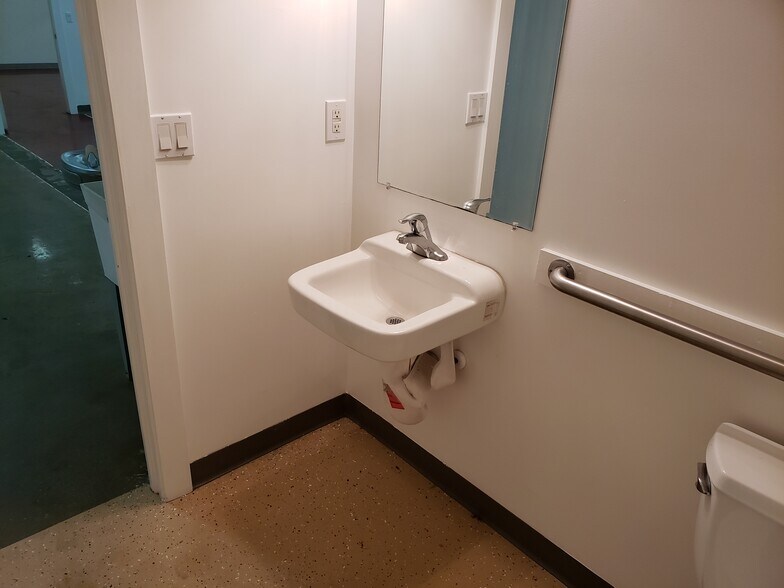 More Photos Of 3059-3061 SE Monroe St, Stuart Warehouse For Lease