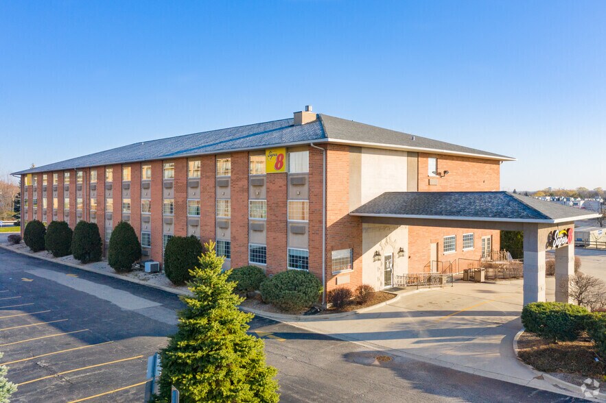 More Photos Of 5520 Grand Ave, Gurnee Hotel For Sale