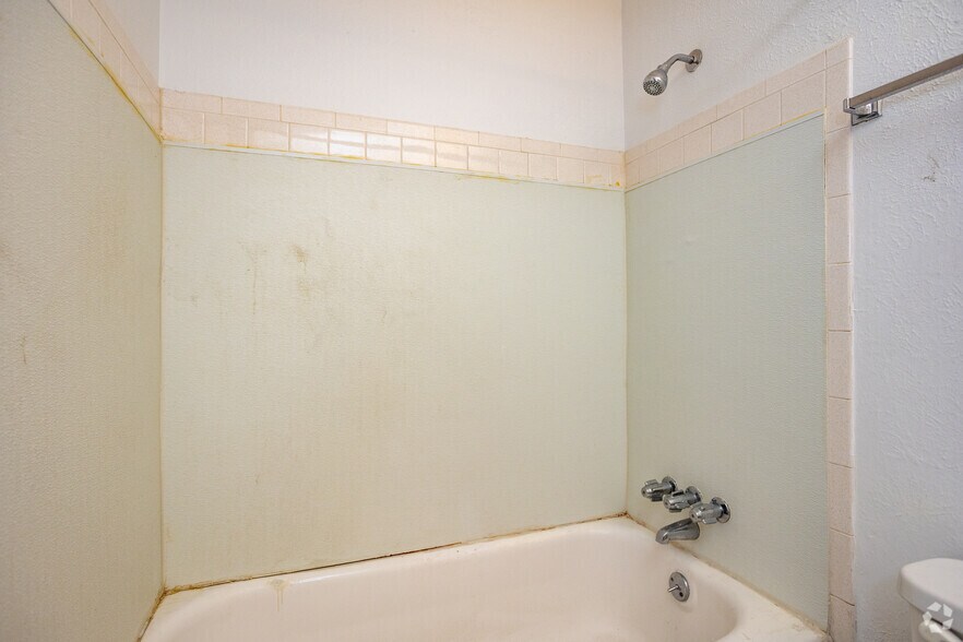 More Photos Of 2010 Arlington Ave, Toledo Apartments For Sale