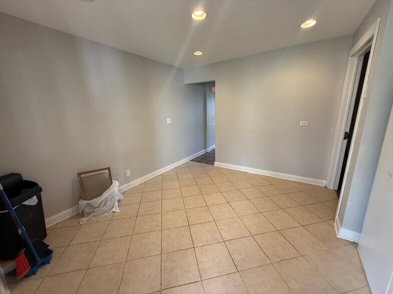 More Photos Of 806 Penny Ave, East Dundee Storefront Retail Office For Lease