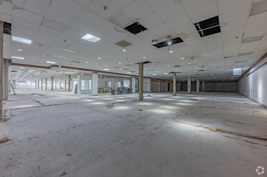 More Photos Of 100 Mall Dr, Steubenville Department Store For Lease