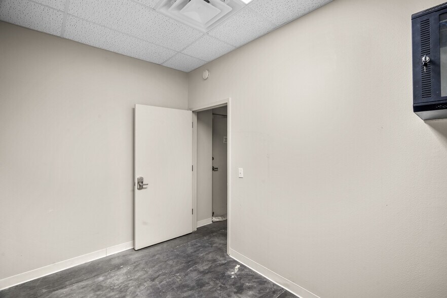 More Photos Of 2000 Lomaland Dr, El Paso Storefront Retail Office For Lease