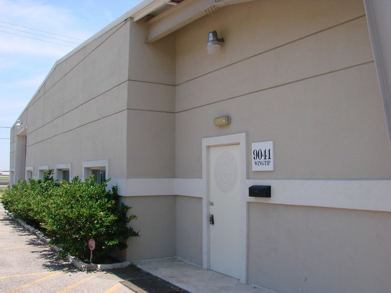 More Photos Of 9041 Wingtip Dr, Houston Warehouse For Lease