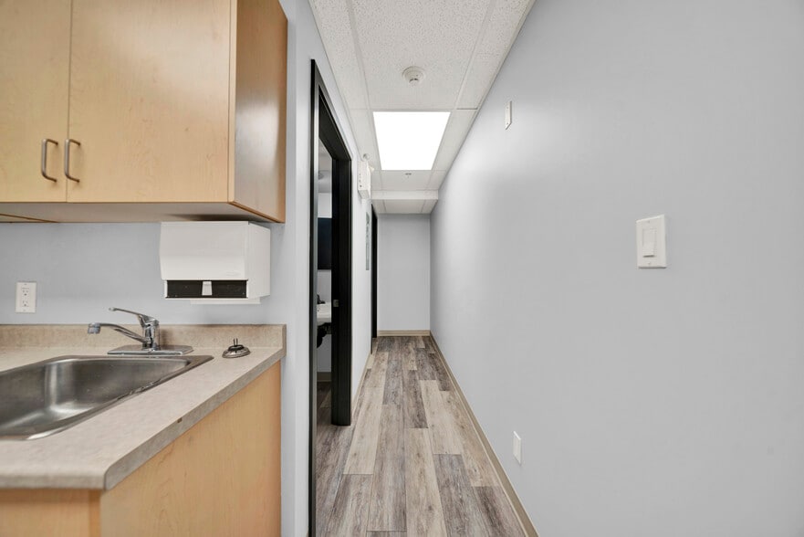 More Photos Of 1353-1363 Main St, North Vancouver District Storefront Retail Office For Lease