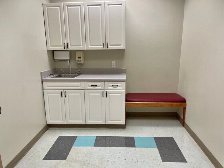More Photos Of 613 Russell Blvd, Nacogdoches Healthcare For Lease