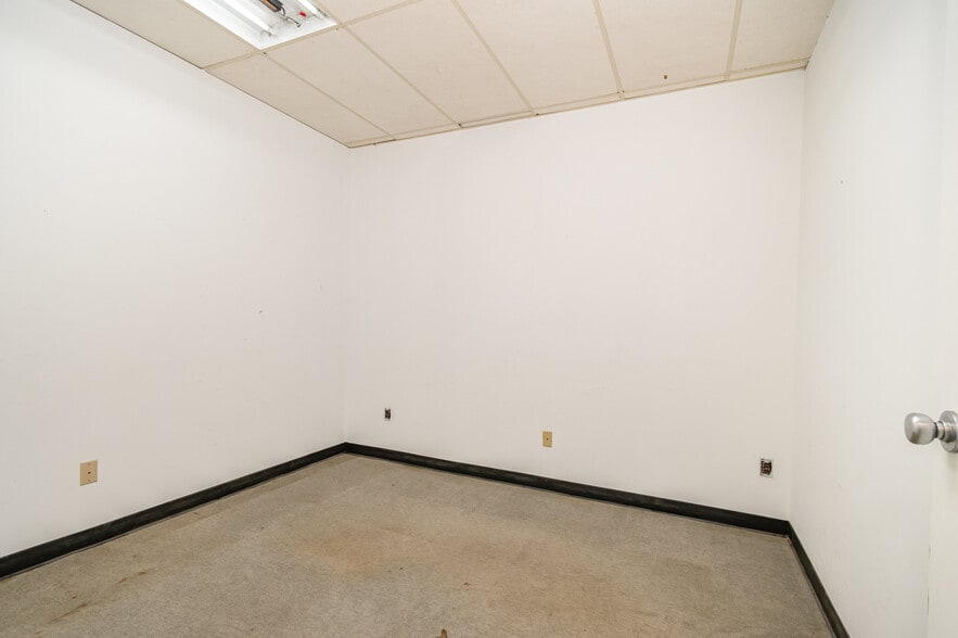 More Photos Of 3718 Old Battleground Rd, Greensboro Flex For Sale