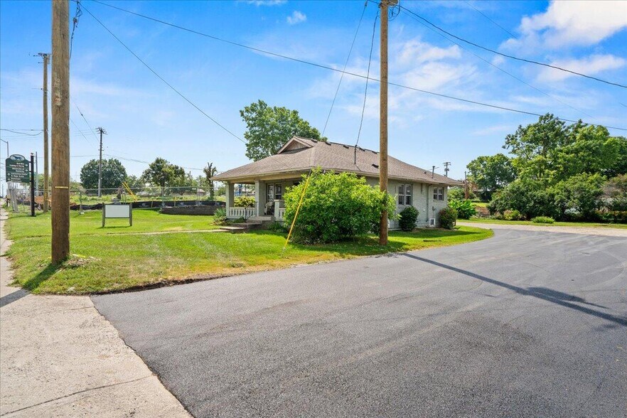 More Photos Of 1322 Versailles Rd, Lexington Freestanding For Sale