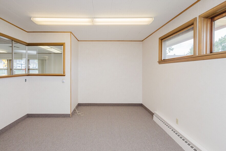 More Photos Of 506 Main St, Hollandale Office For Sale