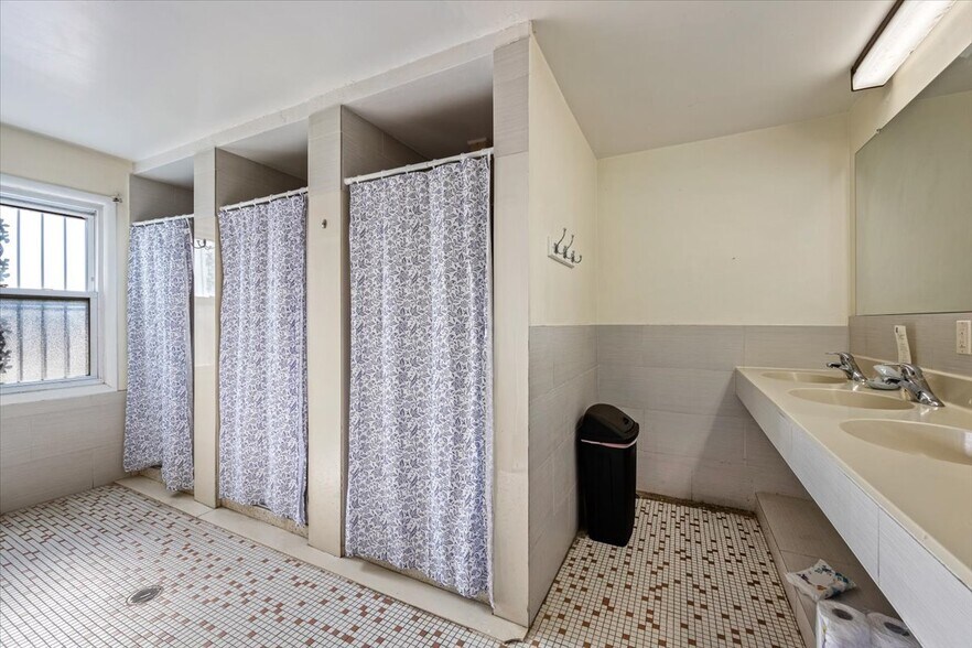 More Photos Of 918 Kimberly Dr, Dekalb Sorority Fraternity House For Sale