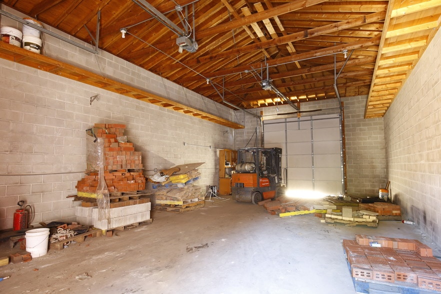 More Photos Of 5427 W 25th St, Cicero Contractor Storage Yard For Lease