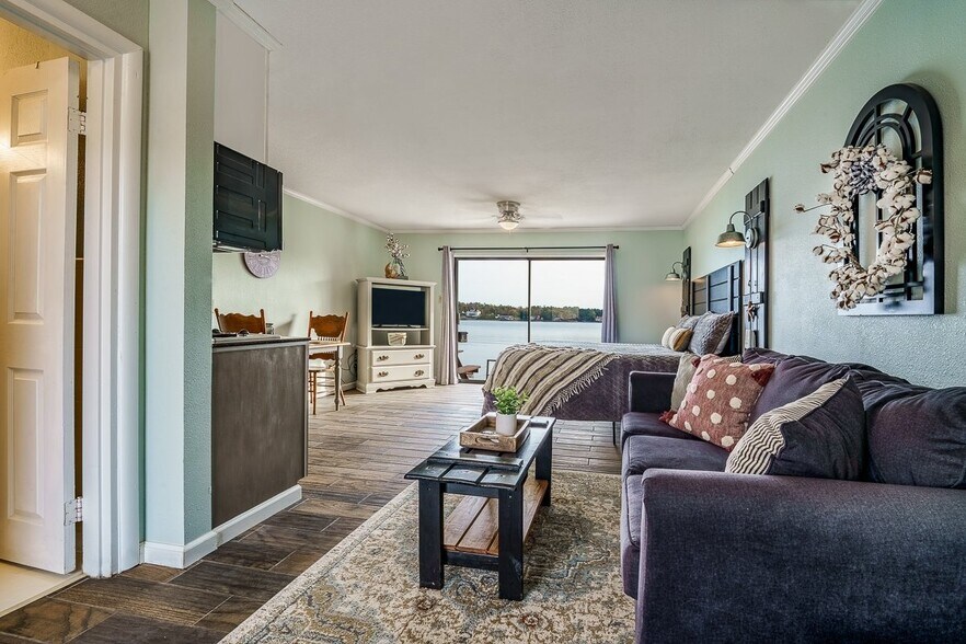 More Photos Of 260 Lake Hamilton Dr, Hot Springs Hotel For Sale