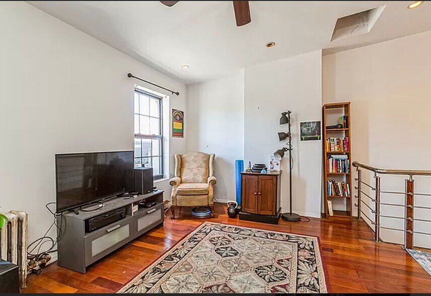 More Photos Of 587 3rd Ave, Brooklyn Flex For Sale