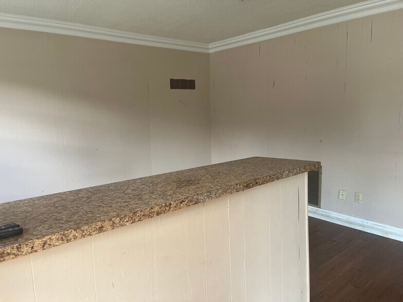 More Photos Of 108 Allen St, Purvis Office For Sale