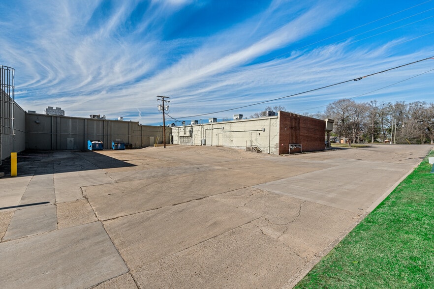 More Photos Of 3000 N Market St, Shreveport General Retail For Sale