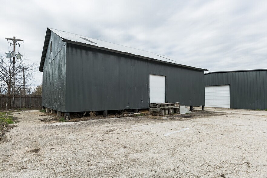 More Photos Of 704 W University Ave, Georgetown Light Distribution For Lease