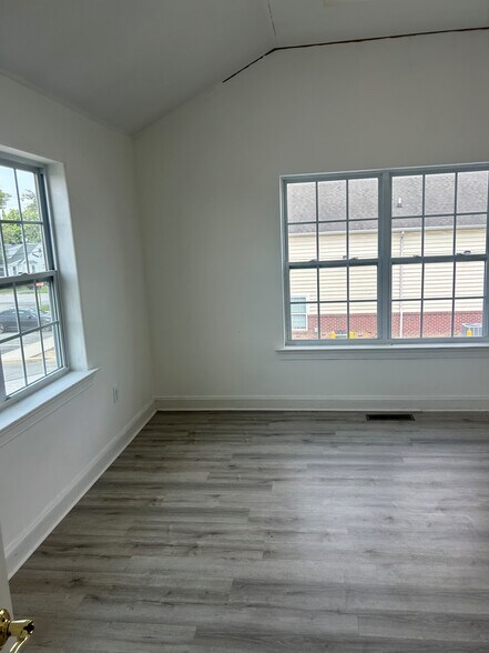 More Photos Of 408 Larch Cir, Wilmington Unknown For Lease