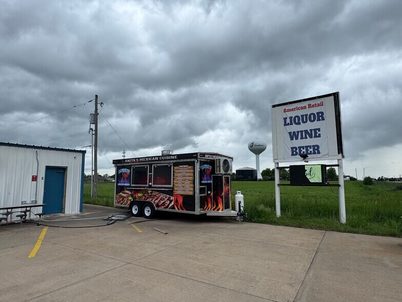 More Photos Of 727 N Walnut St, Goddard Storefront Retail Office For Lease
