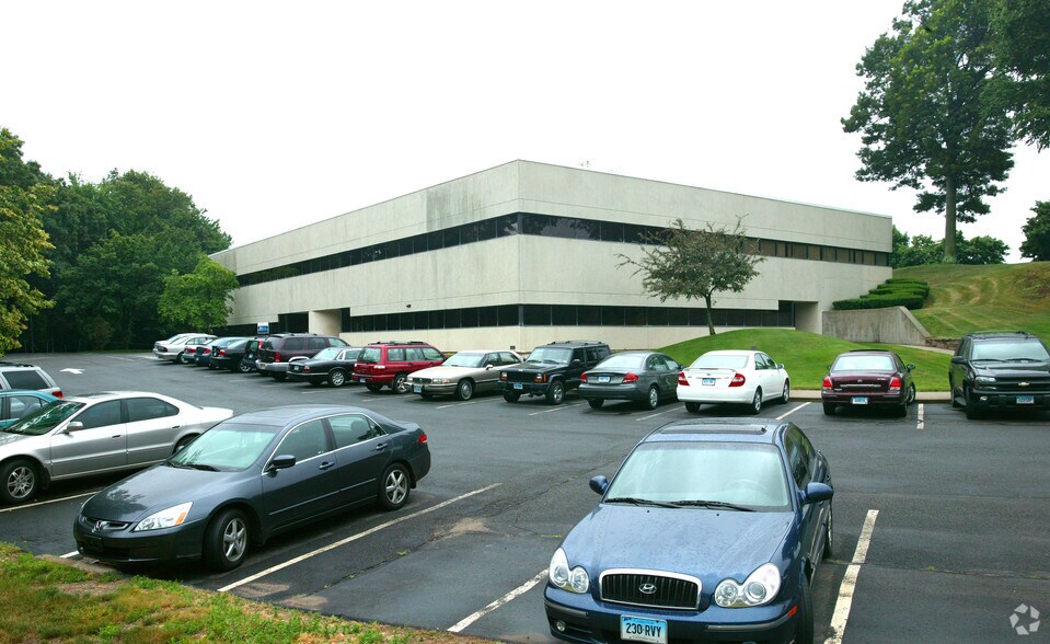 More Photos Of 20 Western Blvd, Glastonbury Office For Lease