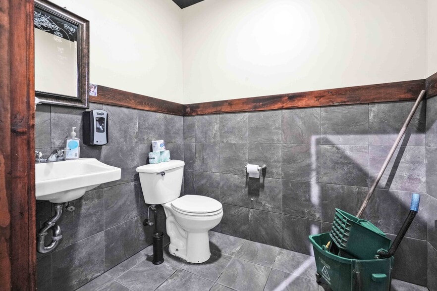 More Photos Of 33-18 Ditmars Blvd, Astoria Storefront Retail Residential For Lease