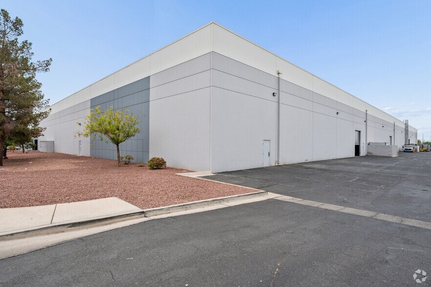 More Photos Of 4171 Distribution Cir, North Las Vegas Warehouse For Lease