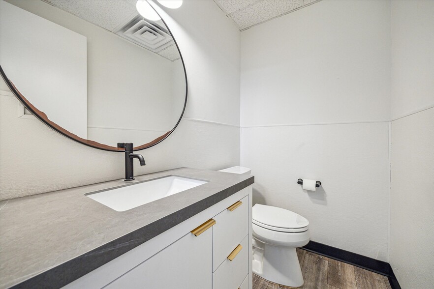 More Photos Of 447 W 38th St, Houston Distribution For Lease