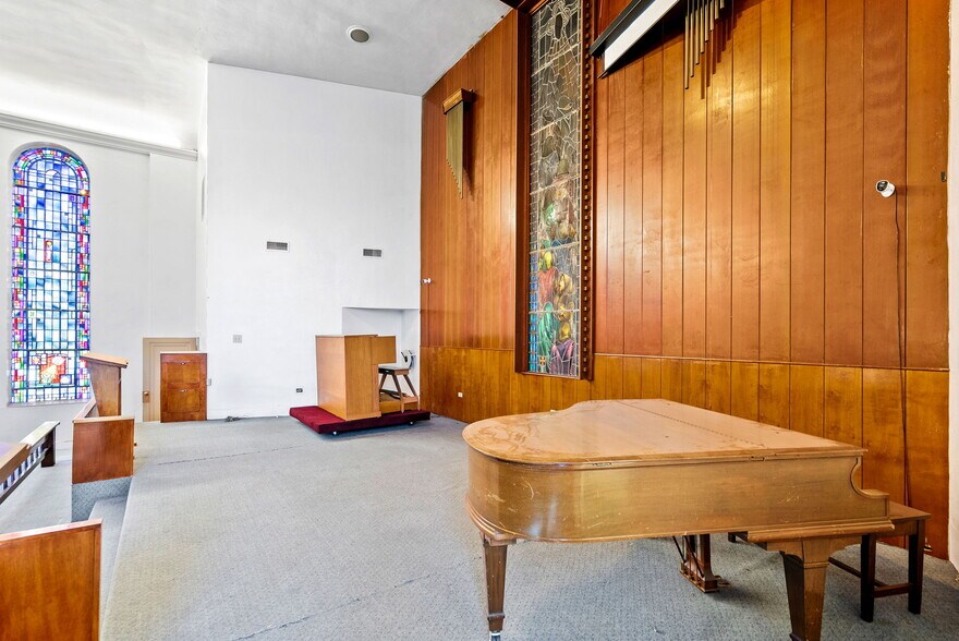 More Photos Of 1701 W Woodlawn Ave, San Antonio Religious Facility For Sale