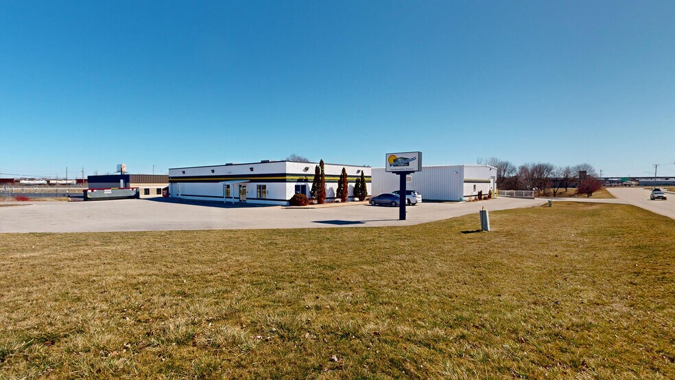 More Photos Of 1985 American Dr, Neenah Flex For Sale