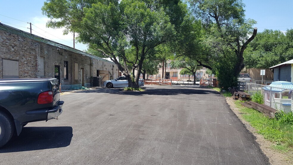 More Photos Of 4500-4512 S Flores St, San Antonio Storefront Retail Office For Lease