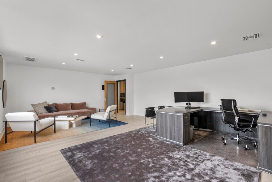 More Photos Of 24325 Main St, Newhall Office For Lease