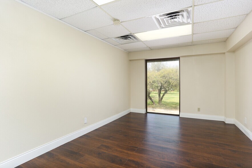 More Photos Of 4139 Gardendale St, San Antonio Office For Sale