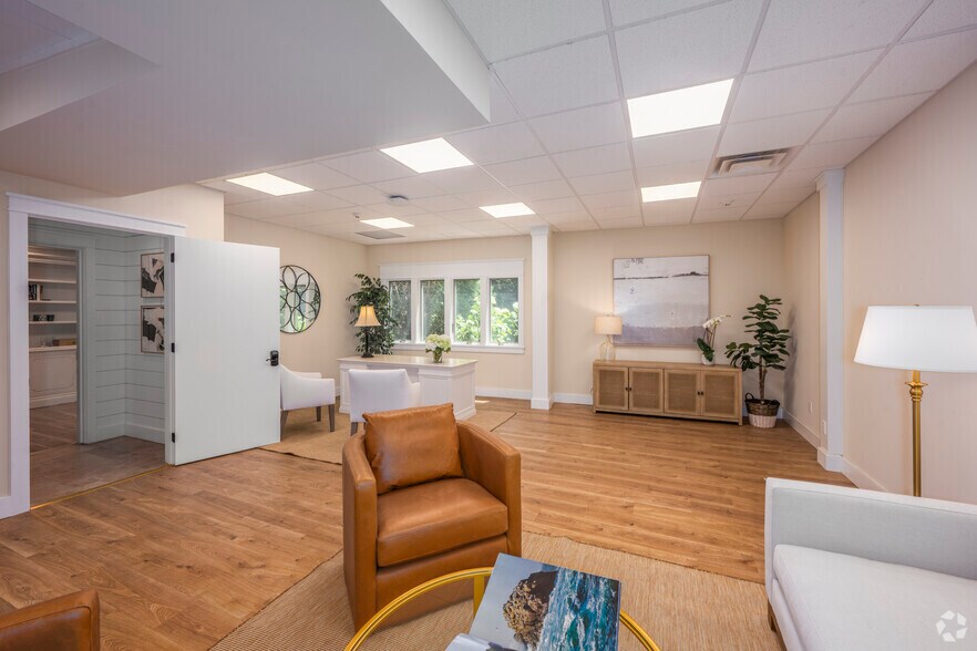 More Photos Of 126-130 N Main St, East Hampton Office Residential For Lease