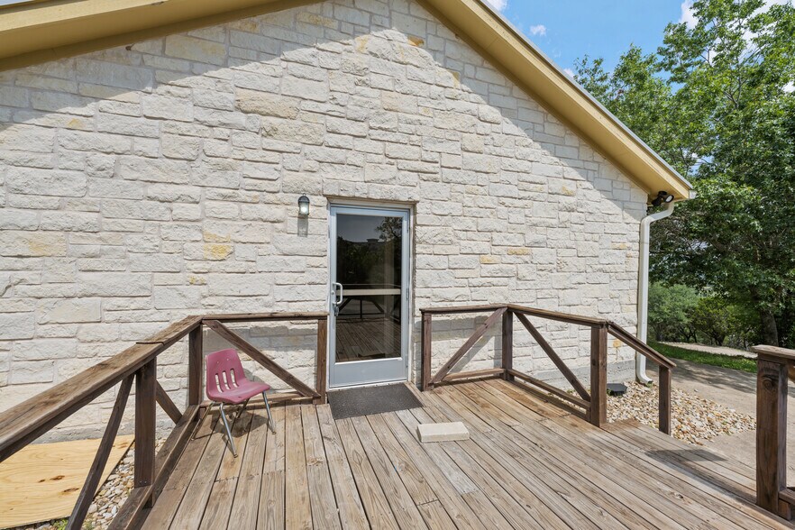 More Photos Of 19019 TX-71, Spicewood Office Residential For Lease