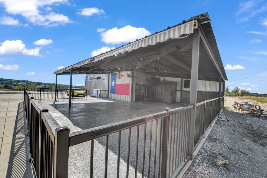 More Photos Of 5989 N FM 51, Weatherford Showroom For Sale