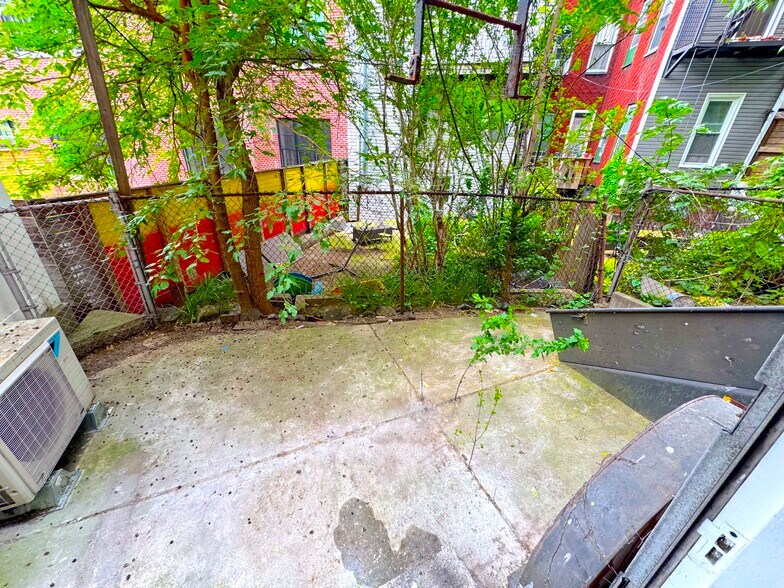 More Photos Of 431 Metropolitan Ave, Brooklyn General Retail For Sale