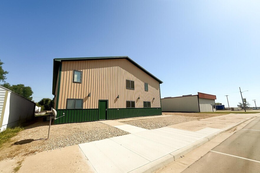 More Photos Of 114 Main St N, Berthold Industrial For Sale