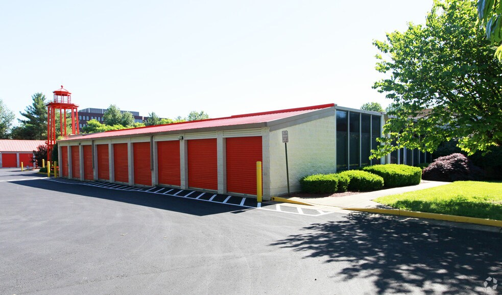 More Photos Of 1751 Old Meadow Rd, McLean Self Storage For Lease