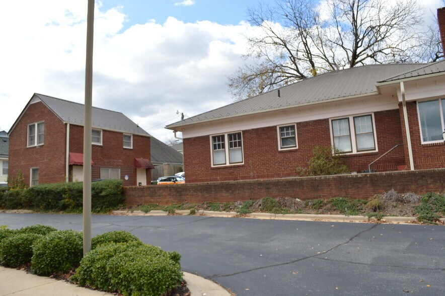 More Photos Of 121 W Center St, Lexington Office Residential For Sale