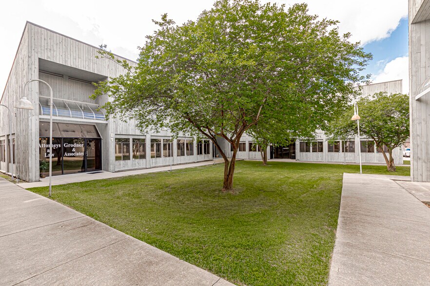 Primary Photo Of 2223 Quail Run, Baton Rouge Medical For Sale