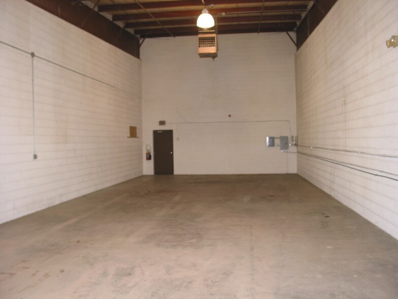 More Photos Of 6817 Hobson Valley Dr, Woodridge Warehouse For Lease