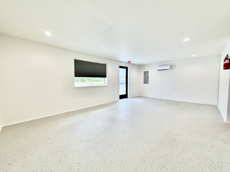 More Photos Of 1030 Moccasin ave, Tahlequah Flex For Lease