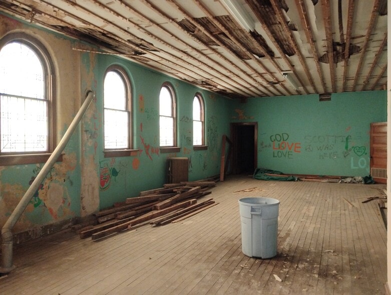More Photos Of 906 Elm St, Coffeyville Religious Facility For Sale