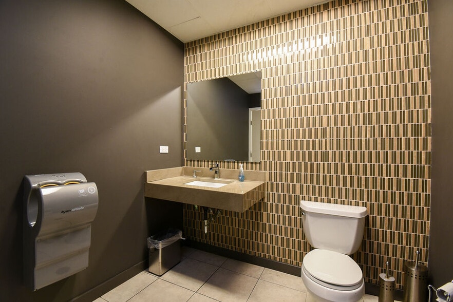 More Photos Of 2101 W Division St, Chicago Storefront Retail Residential For Lease