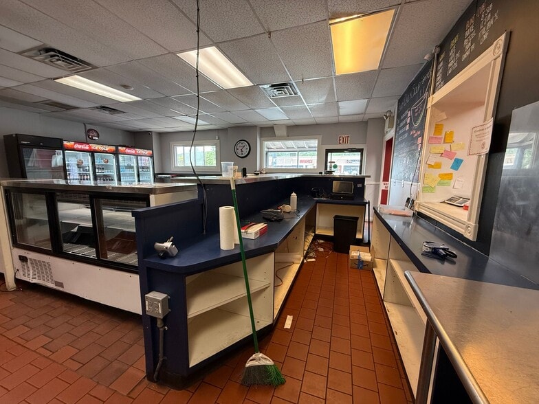 More Photos Of 643 Chandler St, Worcester Restaurant For Lease