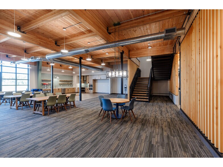 More Photos Of 3330 SE Three Mile Ln, McMinnville Light Manufacturing For Lease