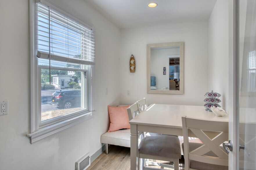 More Photos Of 315 Meeting House Ln, Southampton Medical For Sale