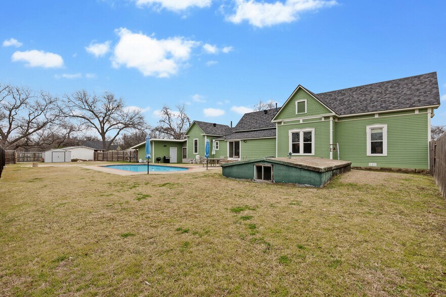 More Photos Of 512 N Travis St, Granbury Hospitality For Sale