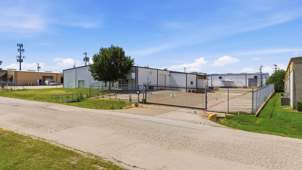More Photos Of 1119 S Commercial Blvd, Arlington Warehouse For Lease